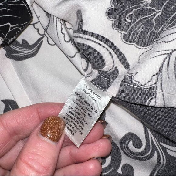 White House Black Market Women's Black and White Floral Top size 4 - Picture 3 of 6